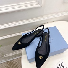 PRADA 普拉达 26𝐬𝐬 🌈2026春夏新品 专柜走秀款 经典三角标后空平跟凉鞋 系列〰鞋面:原版 PRADA 普拉达 26𝐬𝐬 🌈2026春夏新品 专柜走秀款 经典三角标后空平跟凉鞋 系列〰鞋面:原版