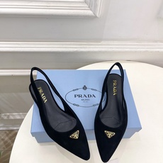 PRADA 普拉达 26𝐬𝐬 🌈2026春夏新品 专柜走秀款 经典三角标后空平跟凉鞋 系列〰鞋面:原版 PRADA 普拉达 26𝐬𝐬 🌈2026春夏新品 专柜走秀款 经典三角标后空平跟凉鞋 系列〰鞋面:原版