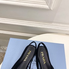 PRADA 普拉达 26𝐬𝐬 🌈2026春夏新品 专柜走秀款 经典三角标后空平跟凉鞋 系列〰鞋面:原版 PRADA 普拉达 26𝐬𝐬 🌈2026春夏新品 专柜走秀款 经典三角标后空平跟凉鞋 系列〰鞋面:原版