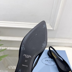 PRADA 普拉达 26𝐬𝐬 🌈2026春夏新品 专柜走秀款 经典三角标后空平跟凉鞋 系列〰鞋面:原版 PRADA 普拉达 26𝐬𝐬 🌈2026春夏新品 专柜走秀款 经典三角标后空平跟凉鞋 系列〰鞋面:原版