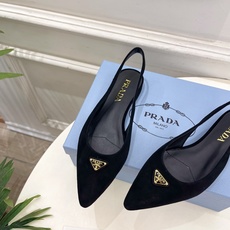 PRADA 普拉达 26𝐬𝐬 🌈2026春夏新品 专柜走秀款 经典三角标后空平跟凉鞋 系列〰鞋面:原版 PRADA 普拉达 26𝐬𝐬 🌈2026春夏新品 专柜走秀款 经典三角标后空平跟凉鞋 系列〰鞋面:原版