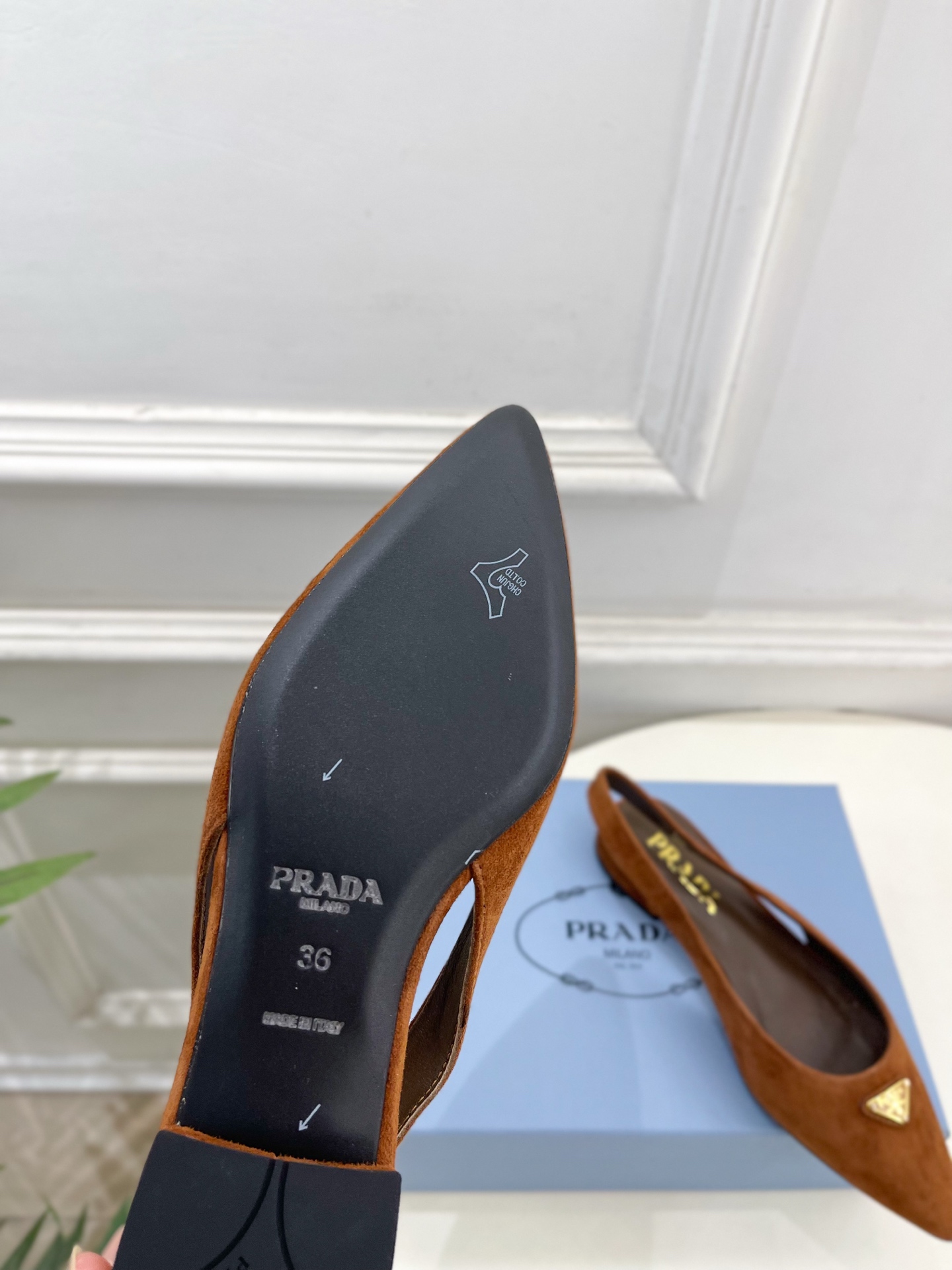 PRADA 普拉达  26𝐬𝐬 🌈2026春夏新品 专柜走秀款 经典三角标后空平跟凉鞋 系列〰鞋面：原版