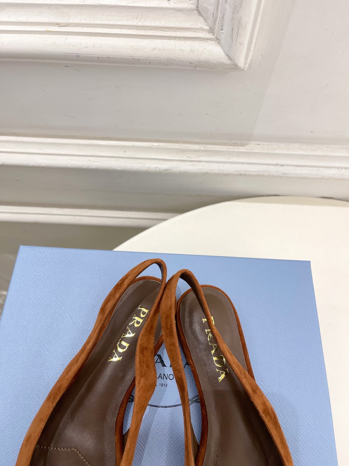 PRADA 普拉达  26𝐬𝐬 🌈2026春夏新品 专柜走秀款 经典三角标后空平跟凉鞋 系列〰鞋面：原版