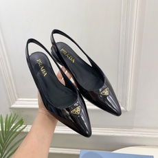 PRADA 普拉达 26𝐬𝐬 🌈2026春夏新品 专柜走秀款 经典三角标后空平跟凉鞋 系列〰鞋面:原版 PRADA 普拉达 26𝐬𝐬 🌈2026春夏新品 专柜走秀款 经典三角标后空平跟凉鞋 系列〰鞋面:原版