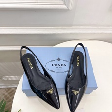 PRADA 普拉达 26𝐬𝐬 🌈2026春夏新品 专柜走秀款 经典三角标后空平跟凉鞋 系列〰鞋面:原版 PRADA 普拉达 26𝐬𝐬 🌈2026春夏新品 专柜走秀款 经典三角标后空平跟凉鞋 系列〰鞋面:原版