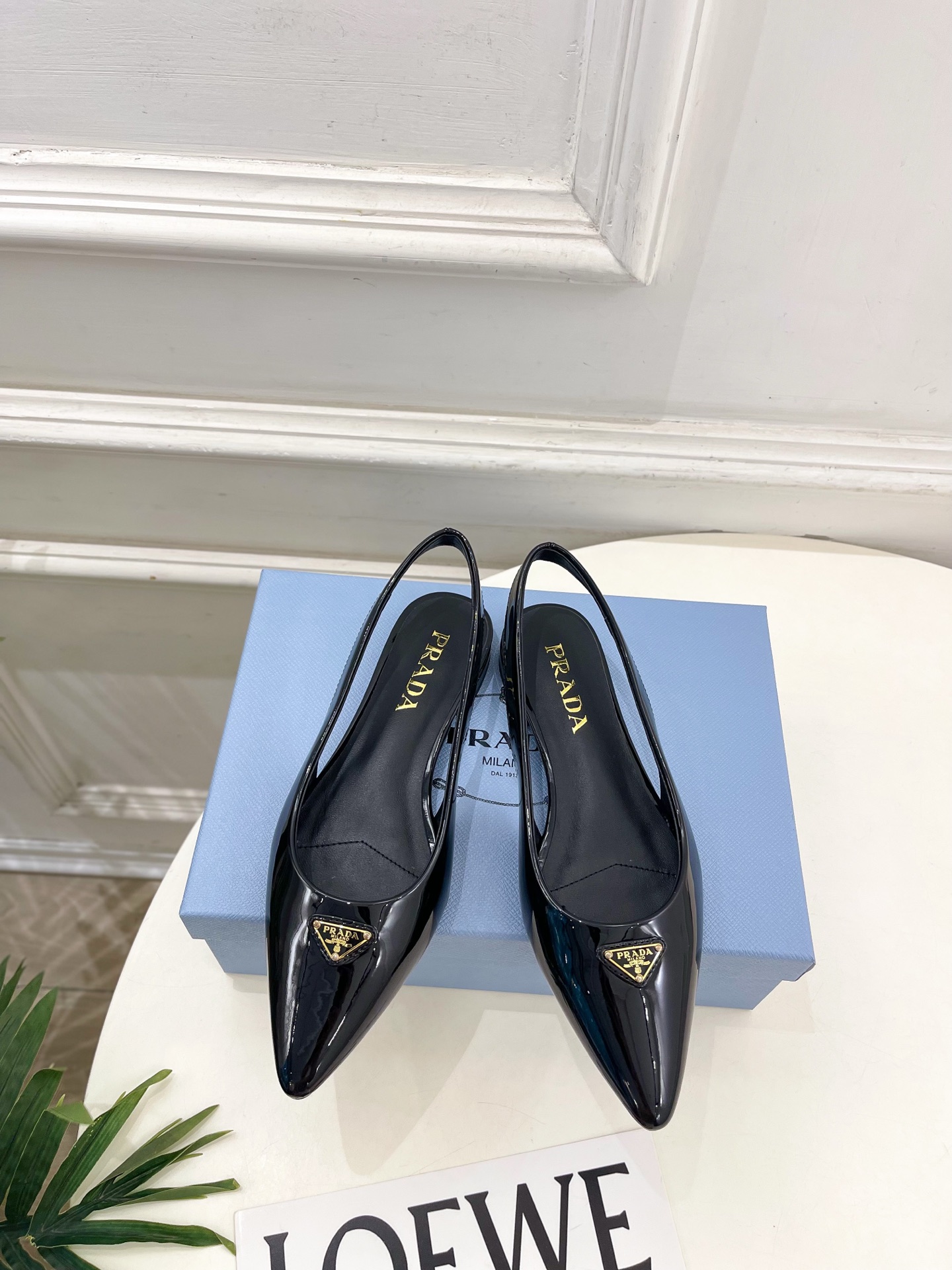 PRADA 普拉达  26𝐬𝐬 🌈2026春夏新品 专柜走秀款 经典三角标后空平跟凉鞋 系列〰鞋面：原版