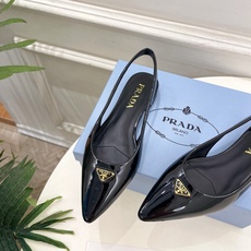 PRADA 普拉达 26𝐬𝐬 🌈2026春夏新品 专柜走秀款 经典三角标后空平跟凉鞋 系列〰鞋面:原版 PRADA 普拉达 26𝐬𝐬 🌈2026春夏新品 专柜走秀款 经典三角标后空平跟凉鞋 系列〰鞋面:原版