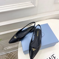 PRADA 普拉达 26𝐬𝐬 🌈2026春夏新品 专柜走秀款 经典三角标后空平跟凉鞋 系列〰鞋面:原版 PRADA 普拉达 26𝐬𝐬 🌈2026春夏新品 专柜走秀款 经典三角标后空平跟凉鞋 系列〰鞋面:原版