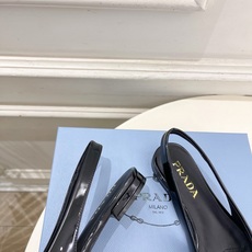 PRADA 普拉达 26𝐬𝐬 🌈2026春夏新品 专柜走秀款 经典三角标后空平跟凉鞋 系列〰鞋面:原版 PRADA 普拉达 26𝐬𝐬 🌈2026春夏新品 专柜走秀款 经典三角标后空平跟凉鞋 系列〰鞋面:原版