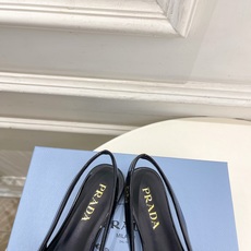 PRADA 普拉达 26𝐬𝐬 🌈2026春夏新品 专柜走秀款 经典三角标后空平跟凉鞋 系列〰鞋面:原版 PRADA 普拉达 26𝐬𝐬 🌈2026春夏新品 专柜走秀款 经典三角标后空平跟凉鞋 系列〰鞋面:原版