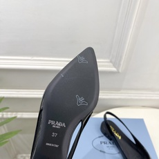 PRADA 普拉达 26𝐬𝐬 🌈2026春夏新品 专柜走秀款 经典三角标后空平跟凉鞋 系列〰鞋面:原版 PRADA 普拉达 26𝐬𝐬 🌈2026春夏新品 专柜走秀款 经典三角标后空平跟凉鞋 系列〰鞋面:原版