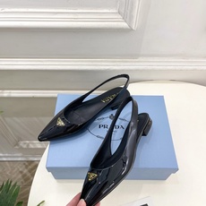 PRADA 普拉达 26𝐬𝐬 🌈2026春夏新品 专柜走秀款 经典三角标后空平跟凉鞋 系列〰鞋面:原版 PRADA 普拉达 26𝐬𝐬 🌈2026春夏新品 专柜走秀款 经典三角标后空平跟凉鞋 系列〰鞋面:原版