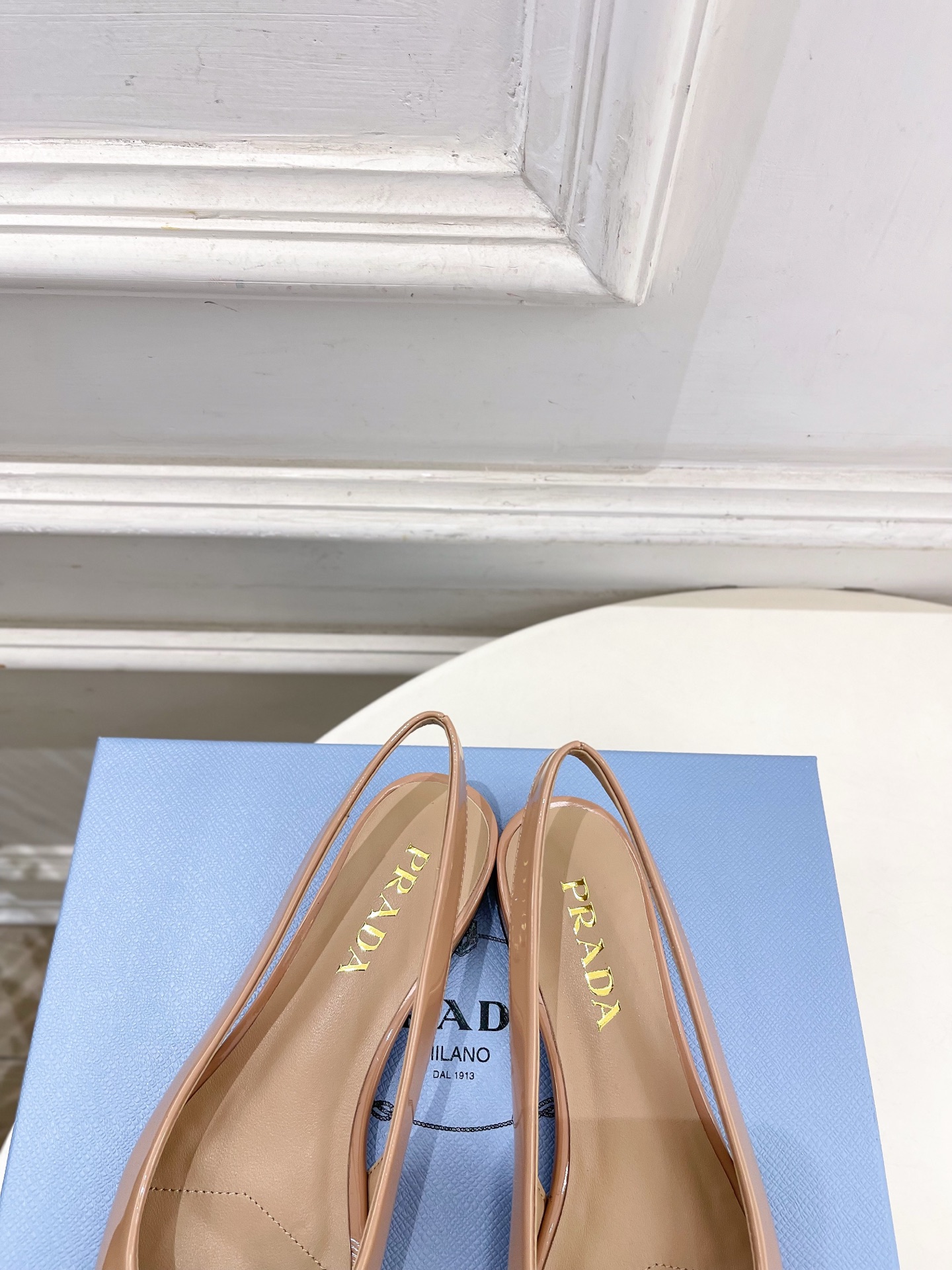 PRADA 普拉达  26𝐬𝐬 🌈2026春夏新品 专柜走秀款 经典三角标后空平跟凉鞋 系列〰鞋面：原版