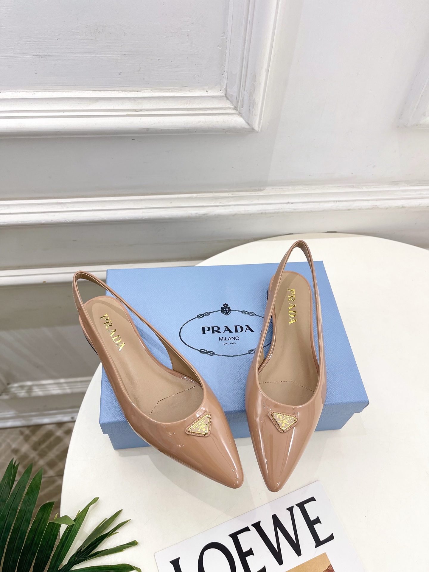 PRADA 普拉达  26𝐬𝐬 🌈2026春夏新品 专柜走秀款 经典三角标后空平跟凉鞋 系列〰鞋面：原版