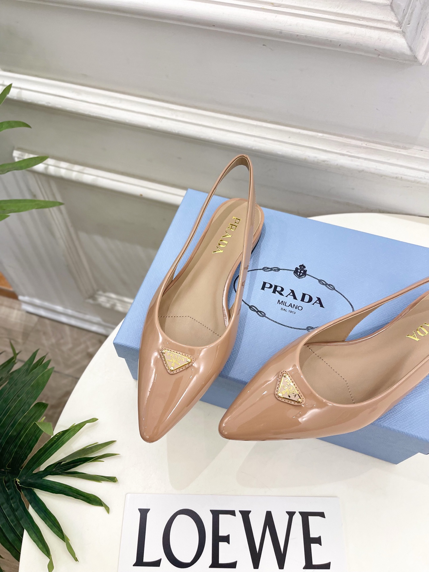 PRADA 普拉达  26𝐬𝐬 🌈2026春夏新品 专柜走秀款 经典三角标后空平跟凉鞋 系列〰鞋面：原版