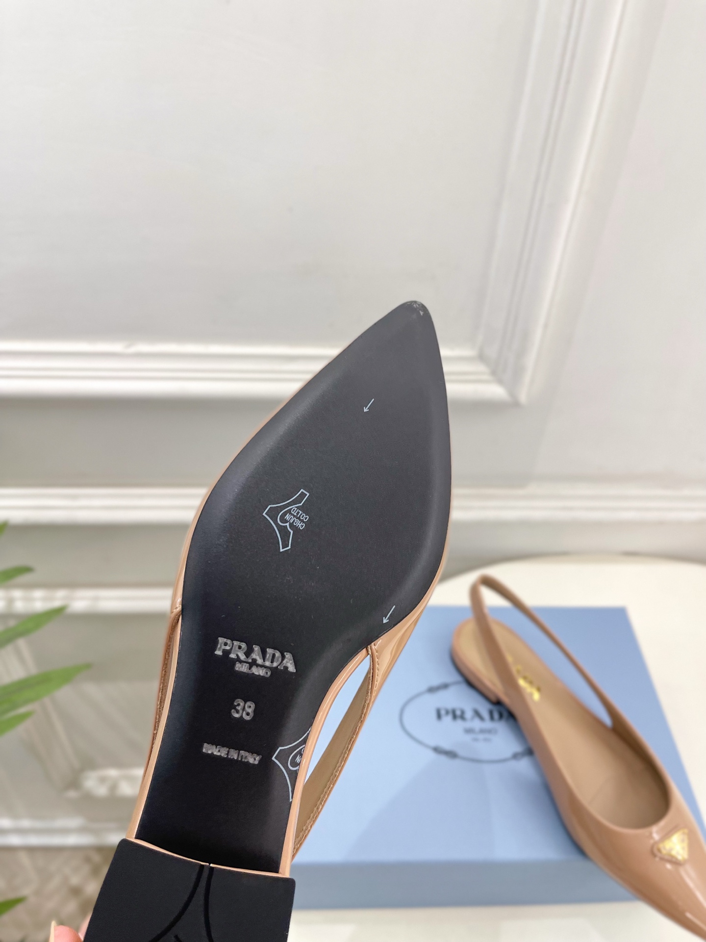 PRADA 普拉达  26𝐬𝐬 🌈2026春夏新品 专柜走秀款 经典三角标后空平跟凉鞋 系列〰鞋面：原版