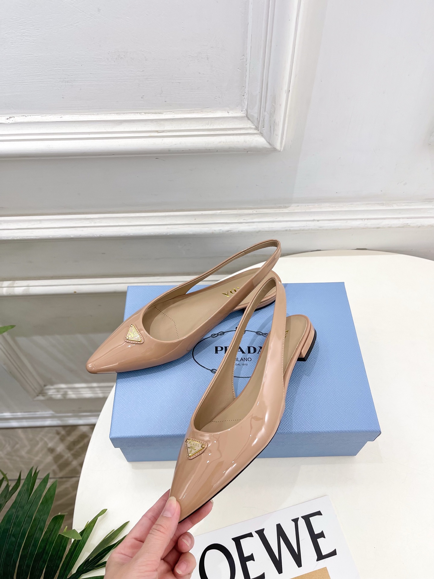 PRADA 普拉达  26𝐬𝐬 🌈2026春夏新品 专柜走秀款 经典三角标后空平跟凉鞋 系列〰鞋面：原版
