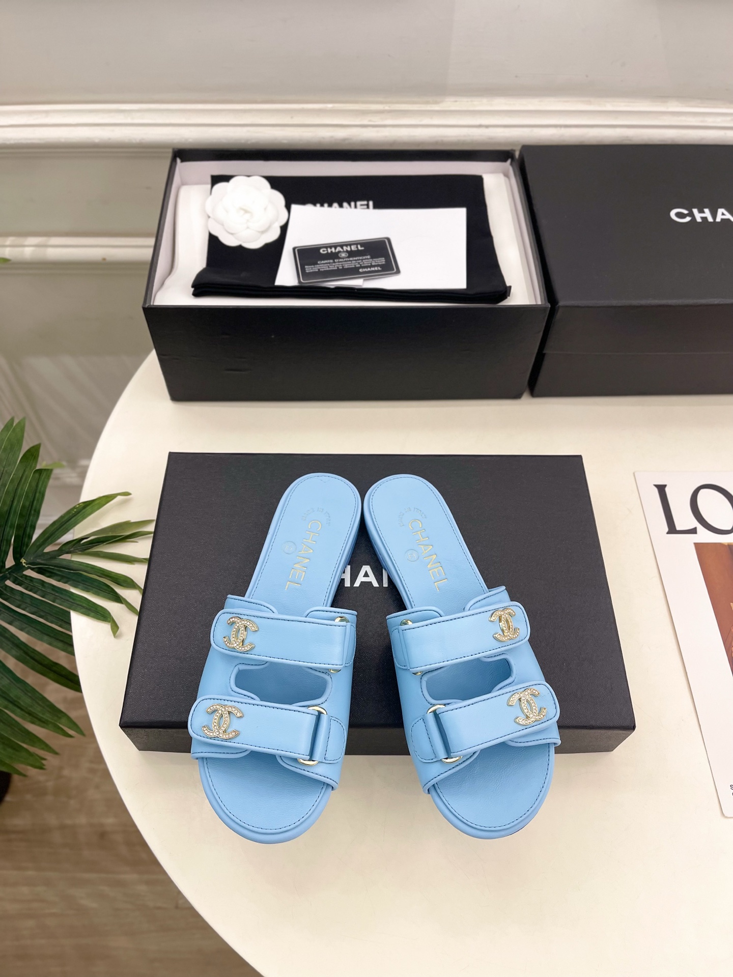 𝐂𝐇𝐀𝐍𝐄𝐋  | 小香  26𝐬𝐬 🦋2026 春夏新品  专柜经典走秀款 小香双C钻扣魔术贴拖鞋 系
