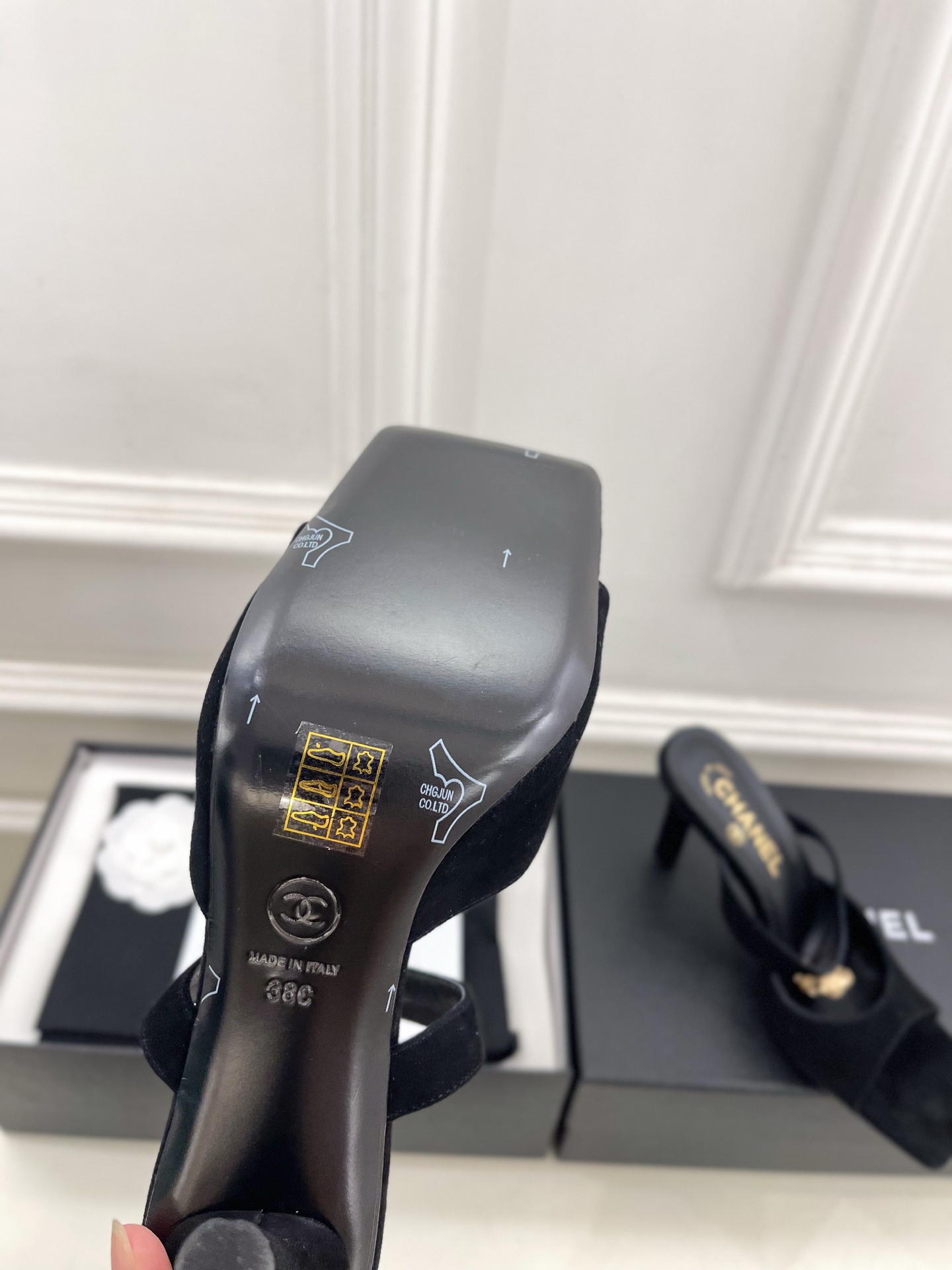 𝐂𝐇𝐀𝐍𝐄𝐋  | 小香  26𝐬𝐬 🦋2026 春夏新品  专柜经典走秀款 小香双C山茶花方头高跟拖鞋