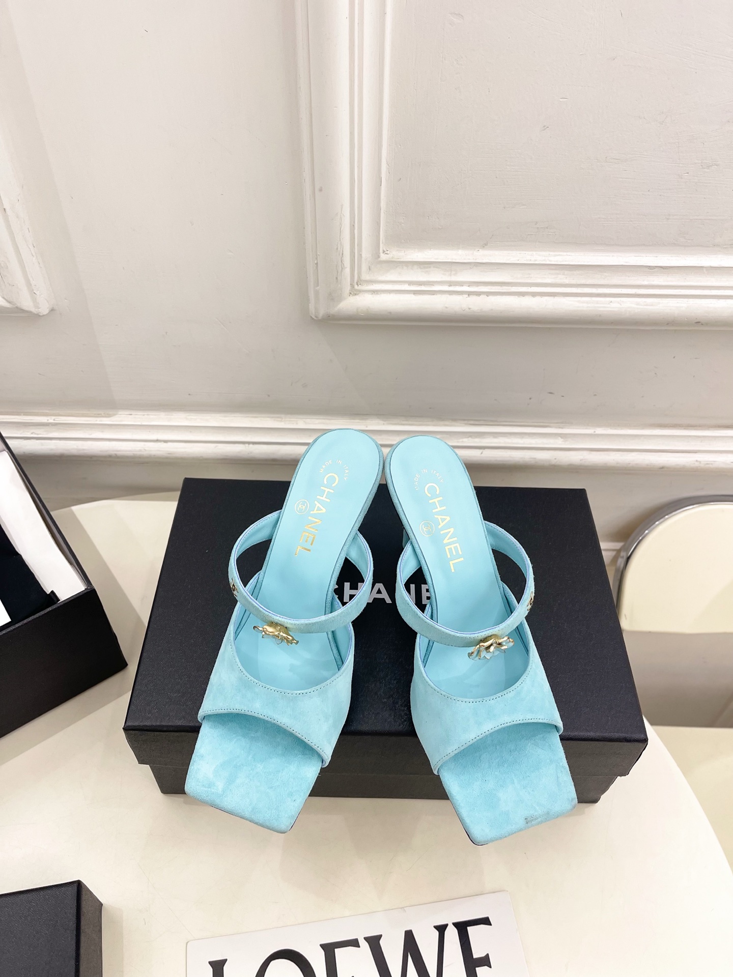 𝐂𝐇𝐀𝐍𝐄𝐋  | 小香  26𝐬𝐬 🦋2026 春夏新品  专柜经典走秀款 小香双C山茶花方头高跟拖鞋