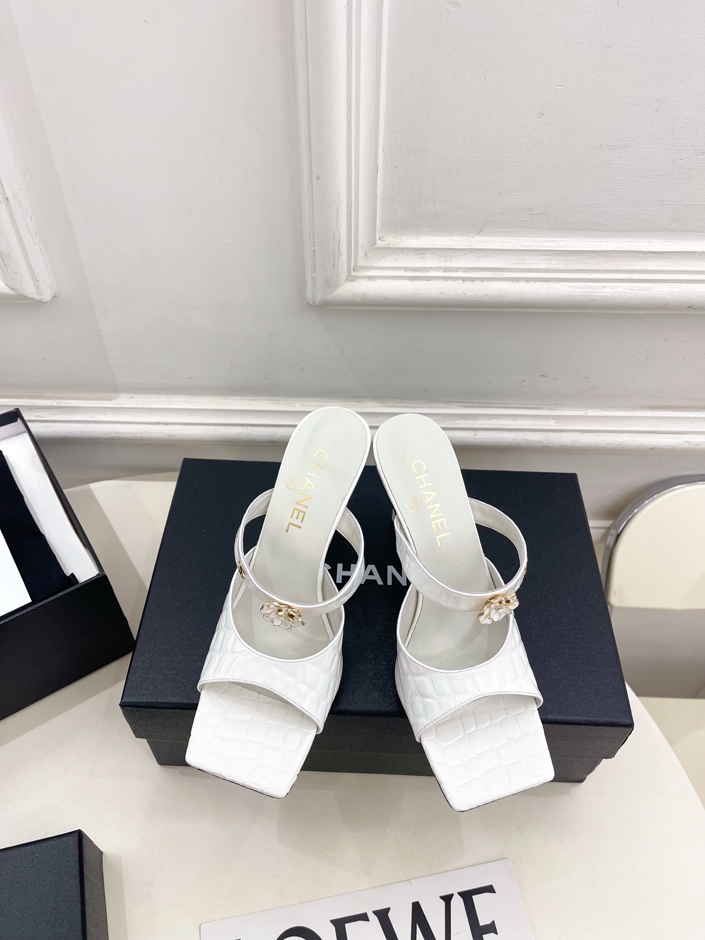 𝐂𝐇𝐀𝐍𝐄𝐋  | 小香  26𝐬𝐬 🦋2026 春夏新品  专柜经典走秀款 小香双C山茶花方头高跟拖鞋