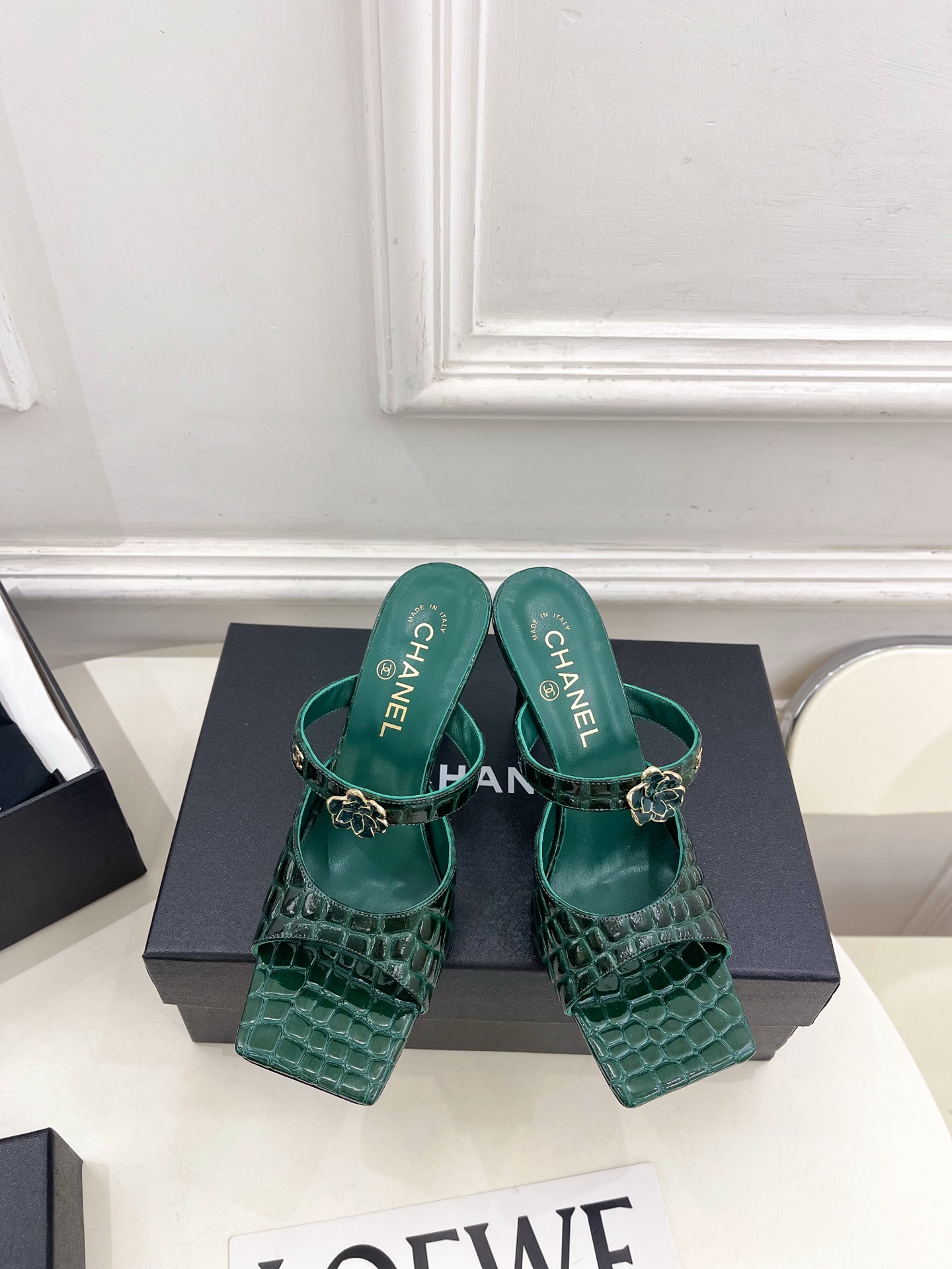NO:881968,| Xiaoxiang 26 2026 spring and summer new products, classic catwalk models in the counter, Xiaoxiang Double C Camellia Square Toe High Heel Slippers are new in the series. The absolute best in the BS fashion circle. The matching will interpret the meticulous, minimalist and classic elements that will never fade away. Showing a unique dressing style that is too beautiful to say. A must-have for summer... ━━━━━ t  ━━━━━ Upper highly customized original fabric, lining imported silk sheepskin lining, outsole original imported leather outsole, heel height 8.5cm, shoe size: 35-39 (40.41 customized, non-returnable) No. 6043, high heels, slippers, high heels, slippers, sheepskin, Leather soles19860909| 小香 26 2026 春夏新品 专柜经典走秀款 小香双C山茶花方头高跟拖鞋 系列上新 BS时尚圈的绝绝子 搭配将演绎着细致 极简 永不褪去的经典元素 展现与众不同的穿搭风格美到无话可说 夏季必入款…… ━━━━━ t ━━━━━  鞋面高定制原版面料 内里进口丝绸羊皮里 大底原版进口真皮大底 跟高8.5cm 鞋码: 35-39（40.41定制不退换）  编号6043,高跟鞋拖鞋,high heels,slippers,sheepskin,Leather soles,Women's Shoes