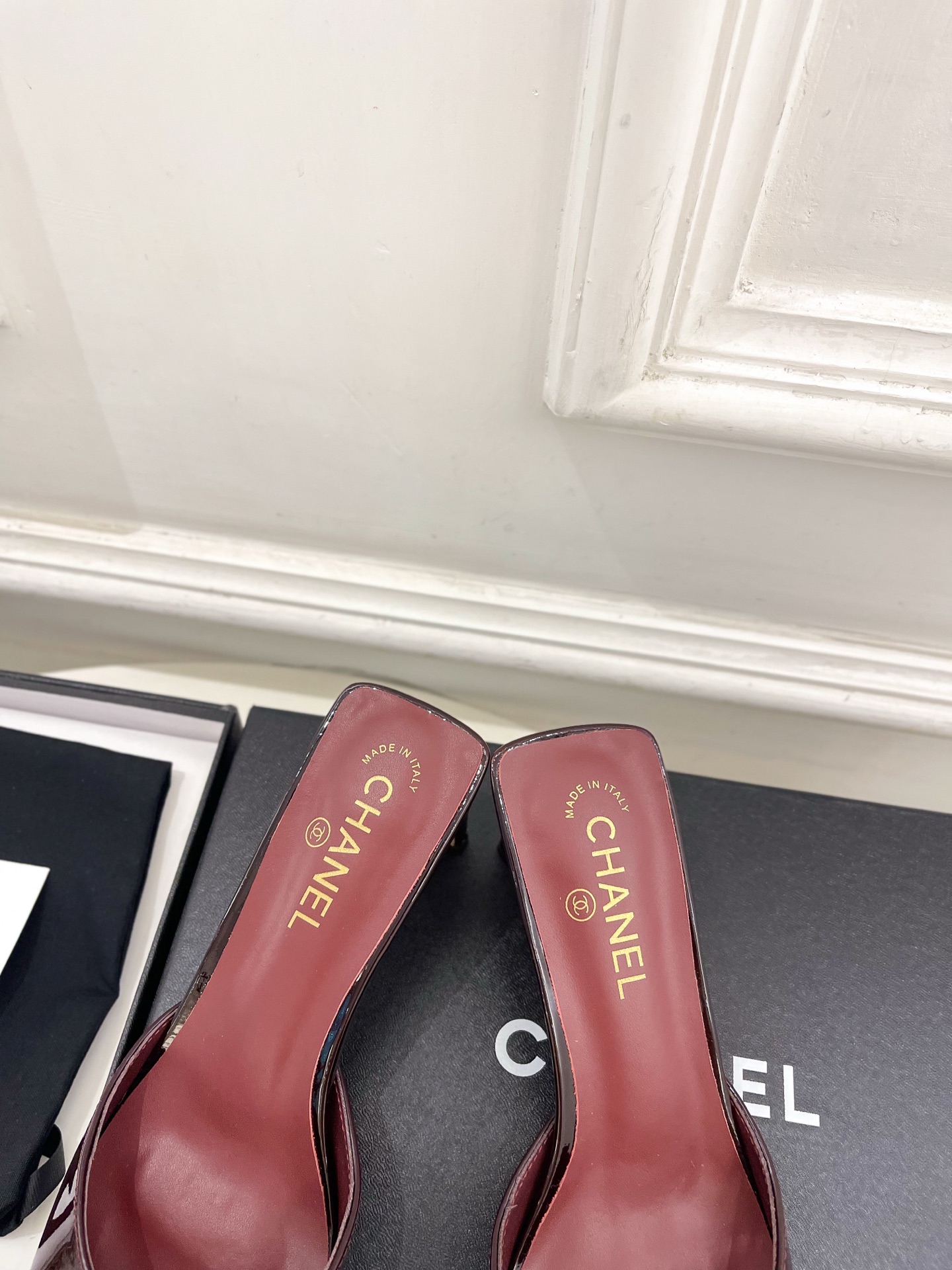 𝐂𝐇𝐀𝐍𝐄𝐋  | 小香  26𝐬𝐬 🦋2026 春夏新品  专柜经典走秀款 小香双C金属扣包头拖鞋 系