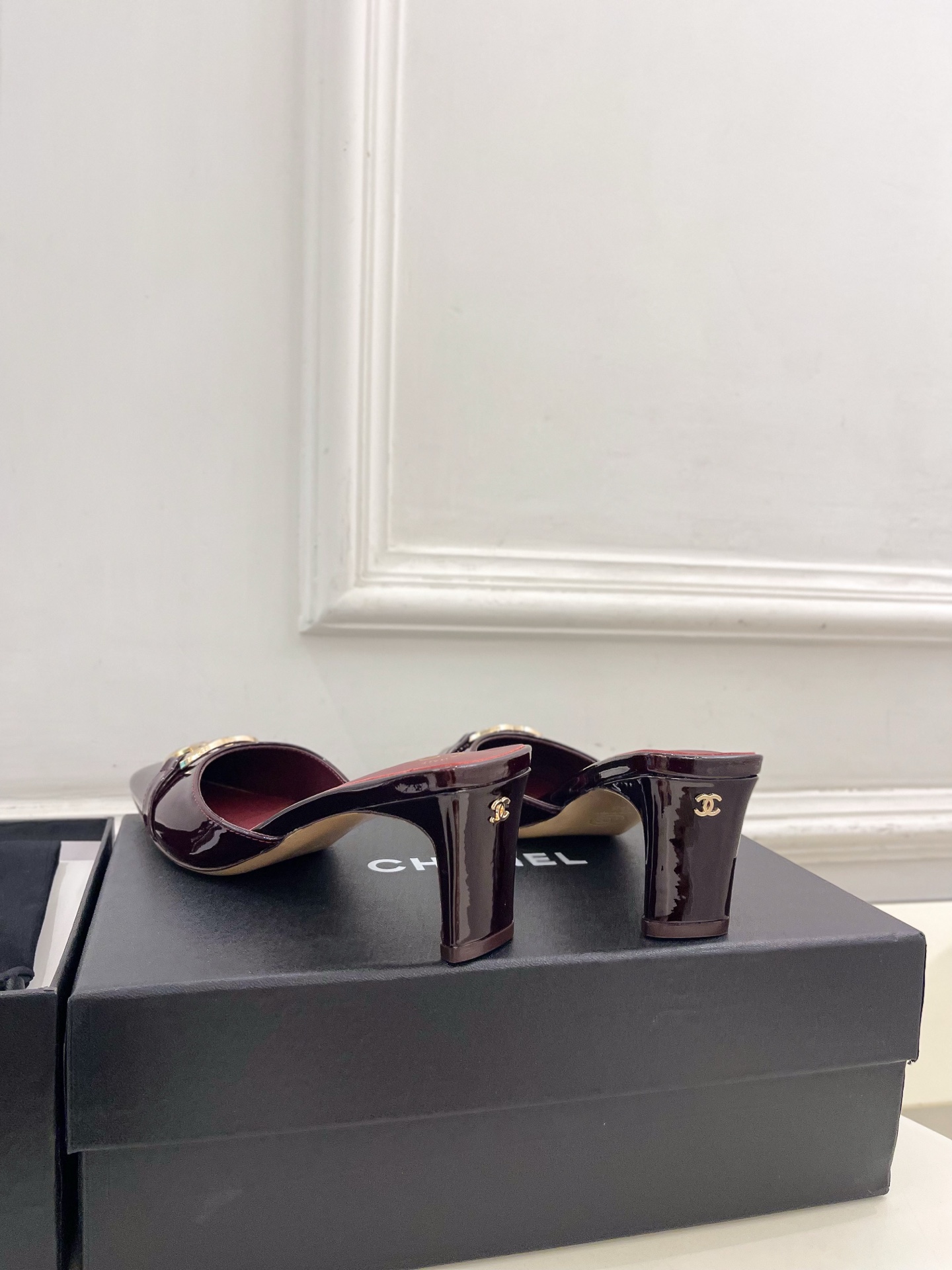 𝐂𝐇𝐀𝐍𝐄𝐋  | 小香  26𝐬𝐬 🦋2026 春夏新品  专柜经典走秀款 小香双C金属扣包头拖鞋 系