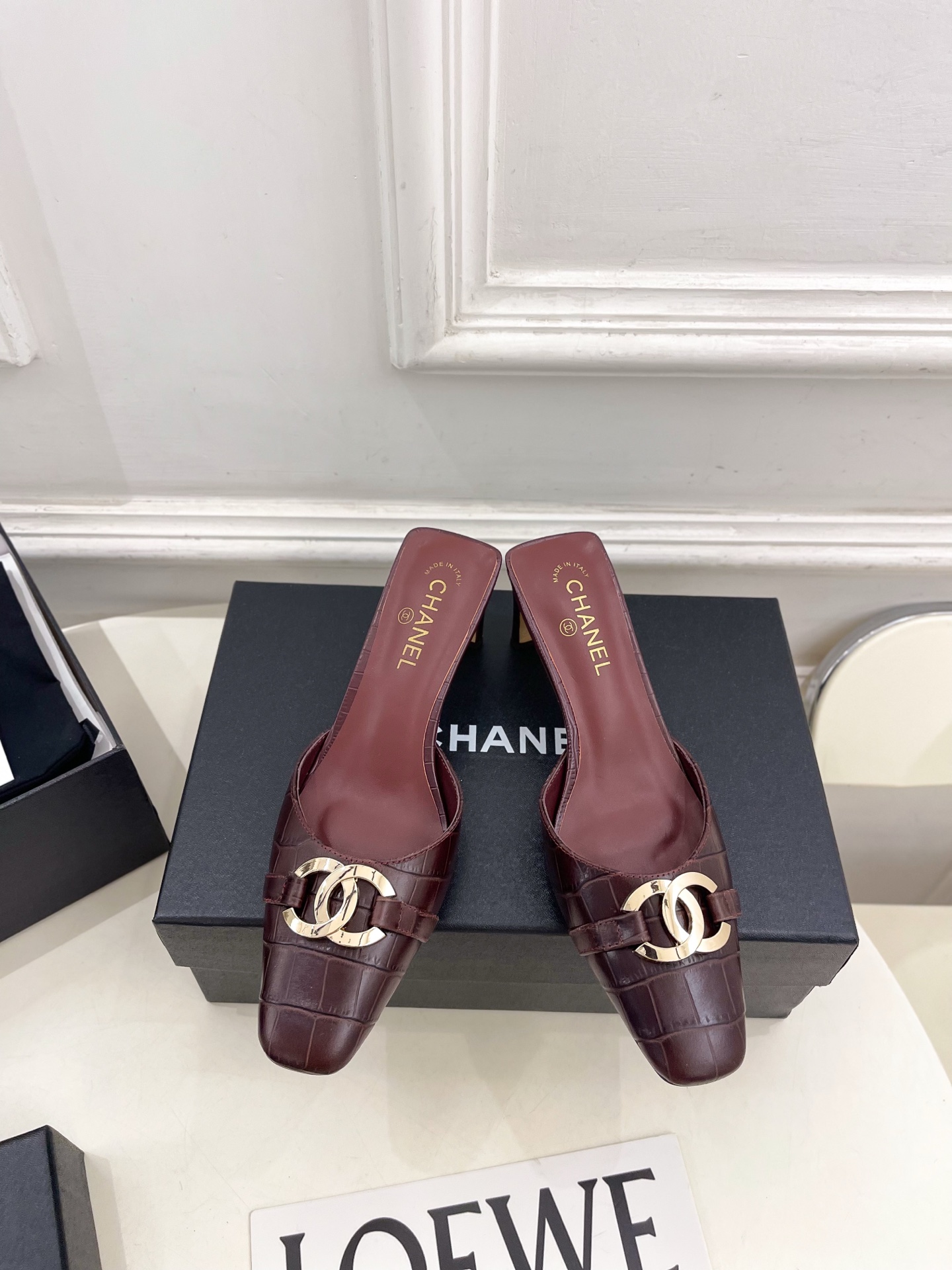 NO:881961,| Xiaoxiang 26 2026 spring and summer new products, classic catwalk models in the counter, Xiaoxiang Double C metal buckle cap-toe slippers are new in the series. The absolute best in the BS fashion circle. The matching will interpret the meticulous, minimalist and classic elements that will never fade away. It will show a unique dressing style that is too beautiful to say. A must-have item for summer... ━━━━━ t ━━━━━  Highly customized upper with original cow patent leather, lining with imported sheepskin lining, outsole with original imported genuine leather, heel height 6cm, shoe size: 35-39 (40.41 customized, non-returnable), No. 2606043, half drag, slippers, sheepskin, Leather soles19860909| 小香 26 2026 春夏新品 专柜经典走秀款 小香双C金属扣包头拖鞋 系列上新 BS时尚圈的绝绝子 搭配将演绎着细致 极简 永不褪去的经典元素 展现与众不同的穿搭风格美到无话可说 夏季必入款…… ━━━━━ t ━━━━━ 鞋面高定制原版牛漆皮 内里进口羊皮里 大底原版进口真皮大底 跟高6cm 鞋码: 35-39（40.41定制不退换）  编号2606043,半拖,slippers,sheepskin,Leather soles,Women's Shoes