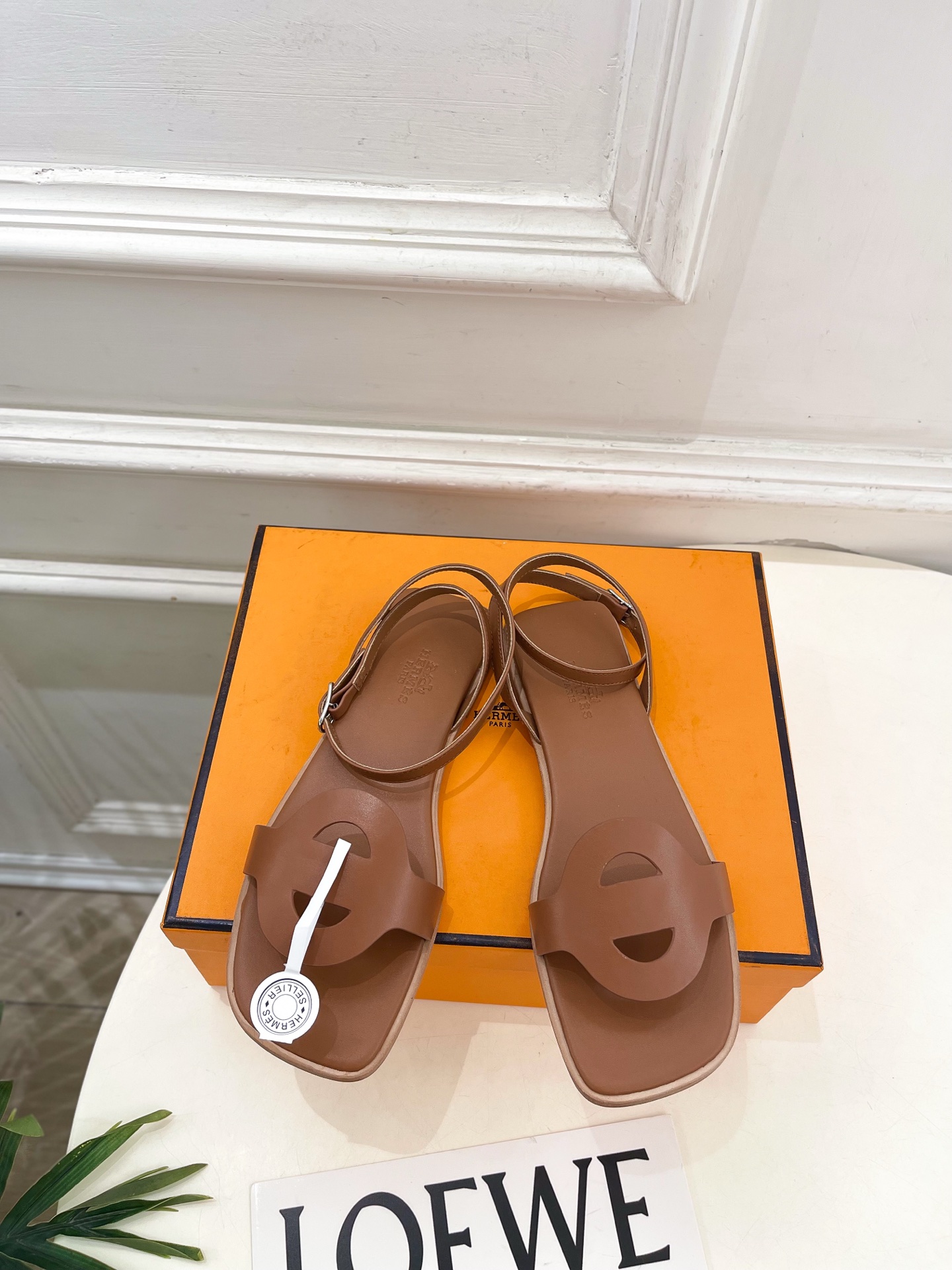 NO:881942,* Hermès 26 2026 spring and summer new products, new counters, Hermès hollow pig nose sandals series, original custom-made cowhide upper, imported mixed sheepskin lining, original Italian genuine leather outsole, flat heel/5cm, shoe size: 35-39 (40.41 custom-made, non-refundable) (with original airplane box)  No. 2606045, split-toe shoes, hermes, hermes, sandals, cowhide, sheepskin, Leather soles19860909* 爱玛仕 26 2026春夏新品 专柜新款 爱马仕镂空猪鼻子凉鞋 系列 鞋面原版特定制牛皮 内里进口混种羊皮 大底原版意大利真皮大底  跟高平底/5cm 鞋码:35-39（40.41定做不退换）（配原版飞机盒） 编号2606045,分趾鞋,hermes,hermes,sandals,cowhide,sheepskin,Leather soles,Women's Shoes