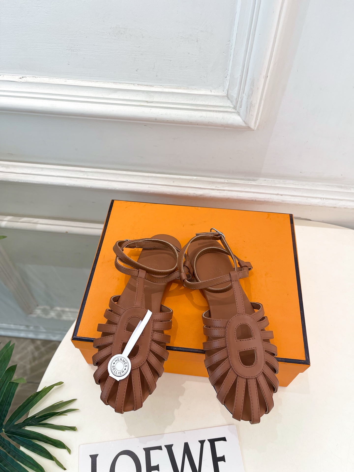 NO:881977,* Hermès 26 2026 spring and summer new products, new counters, Hermès Nour flat Roman sandals series, original custom-made cowhide/suede upper, imported mixed sheepskin lining, original Italian genuine leather outsole, high flat heel, shoe size: 35-39 (40.41 custom-made, non-refundable) (with original airplane box)  No. 2606045,sandals,hermes,hermes,sandals,cowhide,sheepskin,chamois leather,Leather soles19860909* 爱玛仕 26 2026春夏新品 专柜新款 爱马仕Nour平底罗马凉鞋 系列 鞋面原版特定制牛皮/麂皮 内里进口混种羊皮 大底原版意大利真皮大底  跟高平底 鞋码:35-39（40.41定做不退换）（配原版飞机盒） 编号2606045,凉鞋,hermes,hermes,sandals,cowhide,sheepskin,chamois leather,Leather soles,Women's Shoes