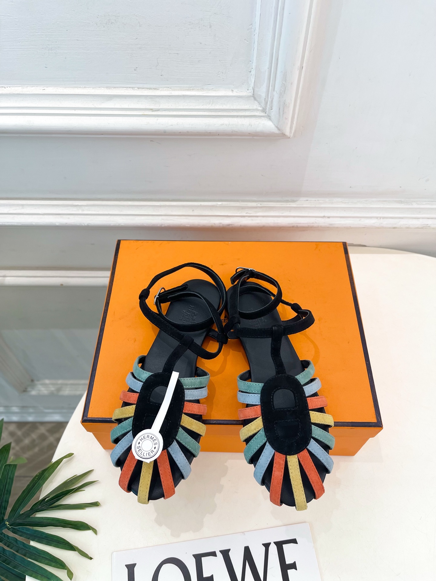 NO:881930,* Hermès 26 2026 spring and summer new products, new counters, Hermès Nour flat Roman sandals series, original custom-made cowhide/suede upper, imported mixed sheepskin lining, original Italian genuine leather outsole, high flat heel, shoe size: 35-39 (40.41 custom-made, non-refundable) (with original airplane box)  No. 2606045,sandals,hermes,hermes,sandals,cowhide,sheepskin,chamois leather,Leather soles19860909* 爱玛仕 26 2026春夏新品 专柜新款 爱马仕Nour平底罗马凉鞋 系列 鞋面原版特定制牛皮/麂皮 内里进口混种羊皮 大底原版意大利真皮大底  跟高平底 鞋码:35-39（40.41定做不退换）（配原版飞机盒） 编号2606045,凉鞋,hermes,hermes,sandals,cowhide,sheepskin,chamois leather,Leather soles,Women's Shoes