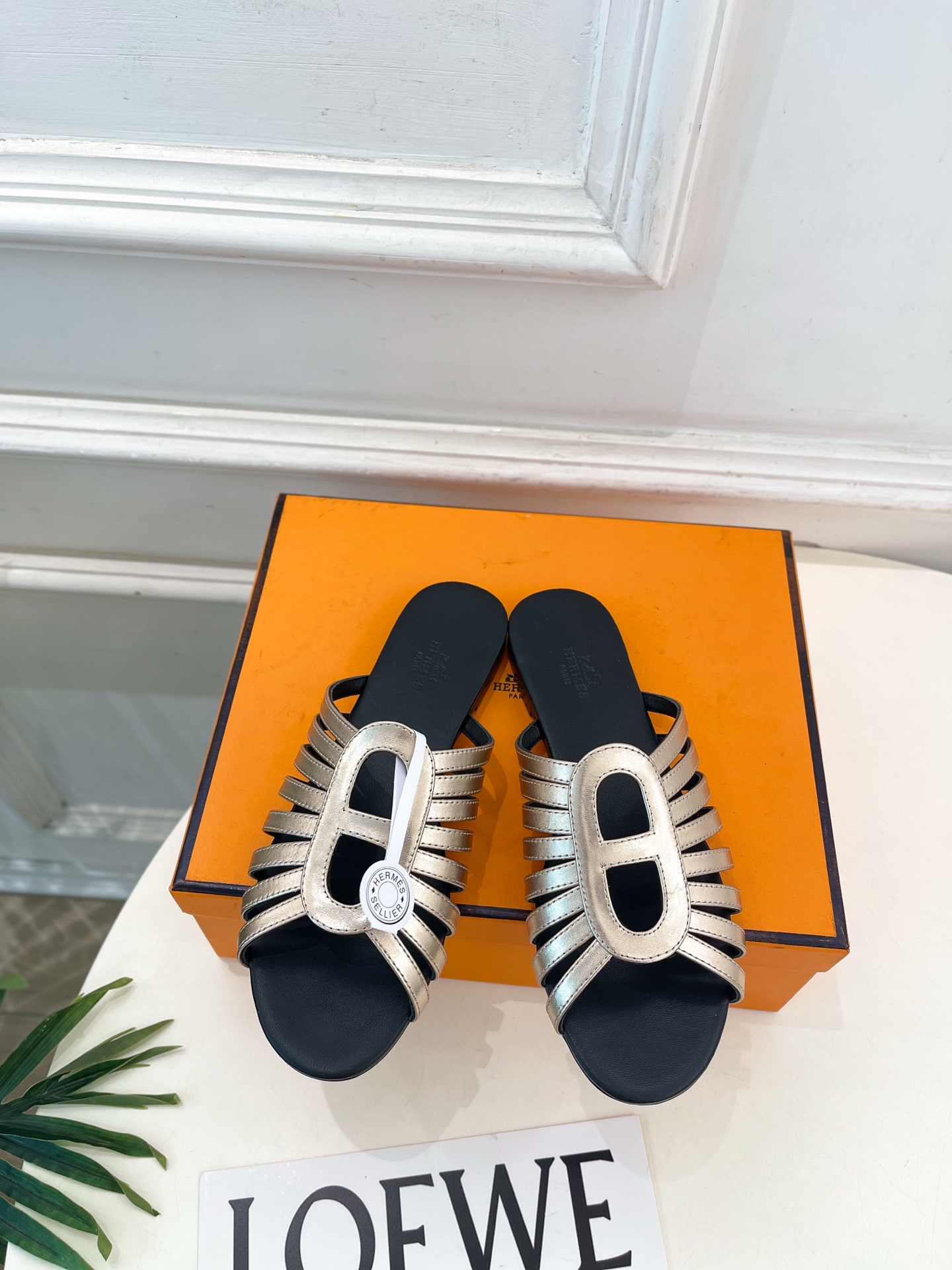 NO:881952,* Hermès 26 2026 spring and summer new products, new counters, Hermès Noria flat Roman slippers series, original custom-made cowhide/suede upper, imported mixed sheepskin lining, original Italian leather outsole, high flat heel, shoe size: 35-39 (40.41 custom-made, non-returnable) (with original airplane box)  No. 2606045,slippers,hermes,hermes,slippers,cowhide,sheepskin,chamois leather,Leather soles19860909* 爱玛仕 26 2026春夏新品 专柜新款 爱马仕 Noria平底罗马拖鞋 系列 鞋面原版特定制牛皮/麂皮 内里进口混种羊皮 大底原版意大利真皮大底  跟高平底 鞋码:35-39（40.41定做不退换）（配原版飞机盒） 编号2606045,拖鞋,hermes,hermes,slippers,cowhide,sheepskin,chamois leather,Leather soles,Women's Shoes