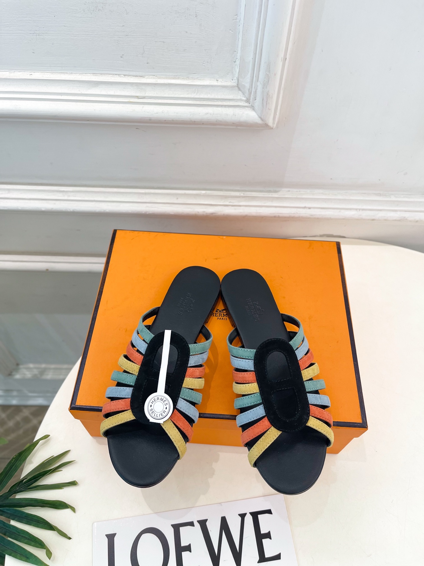NO:881965,* Hermès 26 2026 spring and summer new products, new counters, Hermès Noria flat Roman slippers series, original custom-made cowhide/suede upper, imported mixed sheepskin lining, original Italian leather outsole, high flat heel, shoe size: 35-39 (40.41 custom-made, non-returnable) (with original airplane box)  No. 2606045,slippers,hermes,hermes,slippers,cowhide,sheepskin,chamois leather,Leather soles19860909* 爱玛仕 26 2026春夏新品 专柜新款 爱马仕 Noria平底罗马拖鞋 系列 鞋面原版特定制牛皮/麂皮 内里进口混种羊皮 大底原版意大利真皮大底  跟高平底 鞋码:35-39（40.41定做不退换）（配原版飞机盒） 编号2606045,拖鞋,hermes,hermes,slippers,cowhide,sheepskin,chamois leather,Leather soles,Women's Shoes