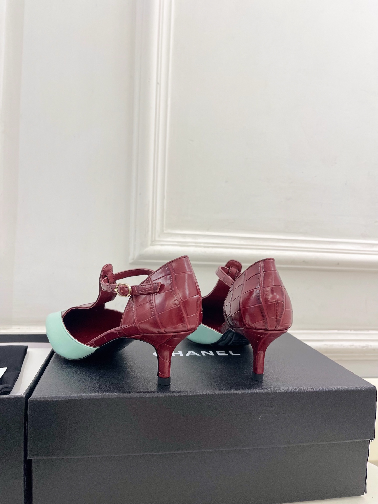 𝐂𝐇𝐀𝐍𝐄𝐋  | 小香  26𝐬𝐬 🦋2026 春夏新品  专柜经典走秀款 小香双C拼色尖头中空凉鞋 