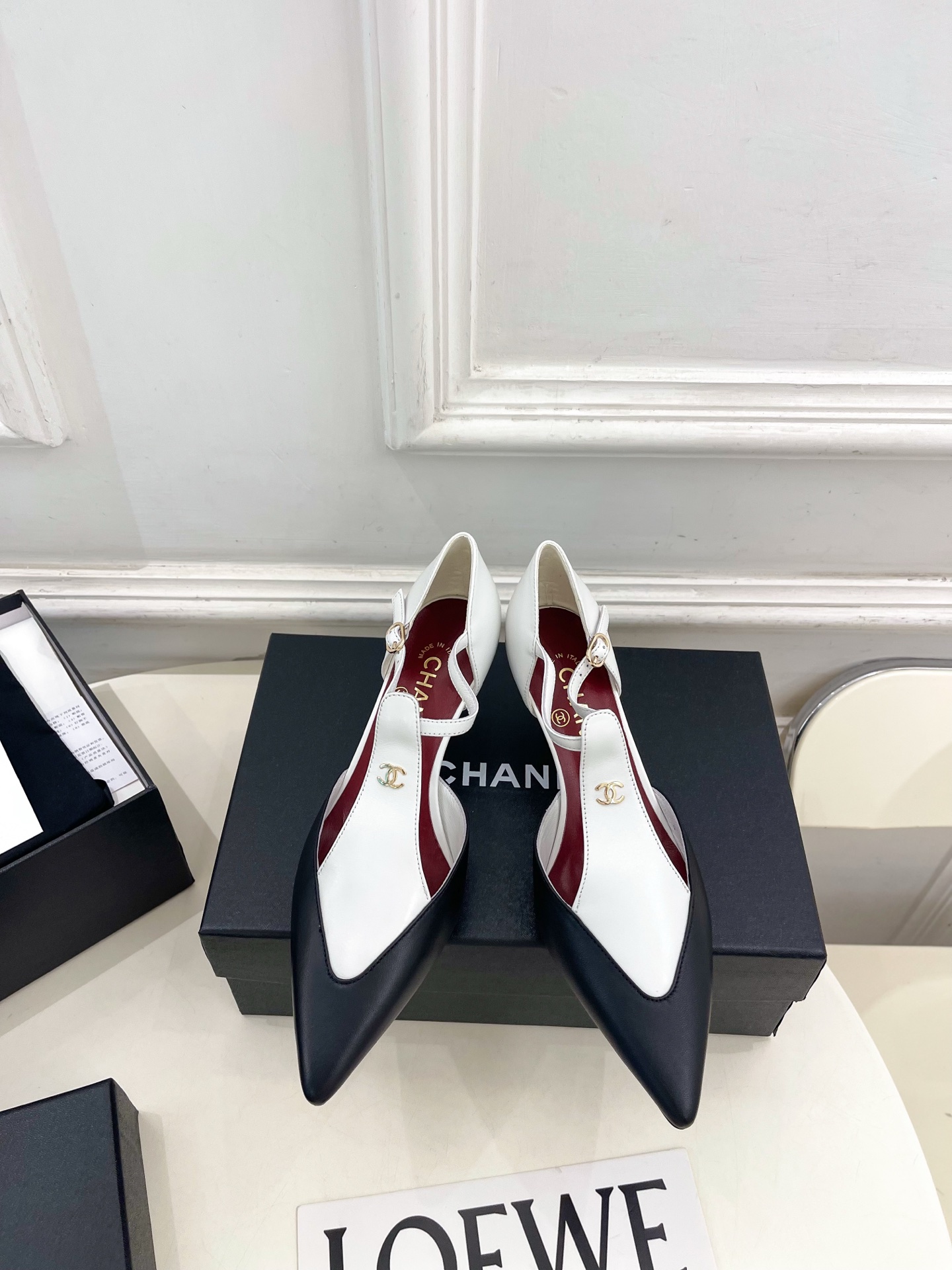 𝐂𝐇𝐀𝐍𝐄𝐋  | 小香  26𝐬𝐬 🦋2026 春夏新品  专柜经典走秀款 小香双C拼色尖头中空凉鞋 