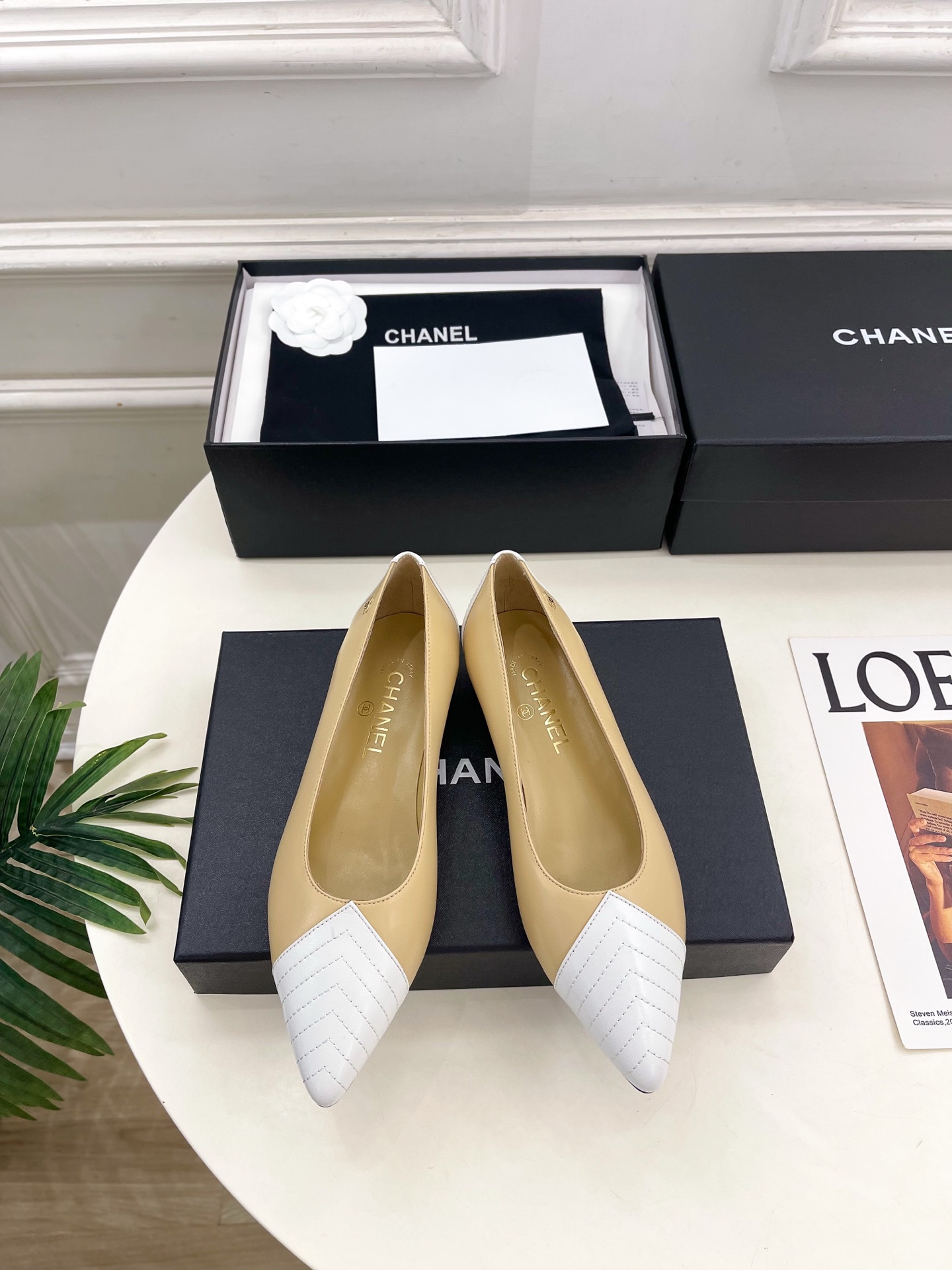NO:881938,| Xiaoxiang 26 2026 spring and summer new products, classic catwalk models in the counter, Xiaoxiang double C color-blocked pointed toe flat shoes are new in the series. The absolute best in the BS fashion circle. The matching will interpret the meticulous, minimalist and classic elements that will never fade away. It will show a unique dressing style that is too beautiful to say. A must-have style in summer... ━━━━━ t ━━━━━  Highly customized original lambskin upper, imported sheepskin lining, outsole, original imported leather outsole, high flat heel, shoe size: 35-39 (40.41 customized, non-returnable) No. 2606043, single shoes, sheepskin, Leather soles19860909| 小香 26 2026 春夏新品 专柜经典走秀款 小香双C拼色尖头平底单鞋 系列上新 BS时尚圈的绝绝子 搭配将演绎着细致 极简 永不褪去的经典元素 展现与众不同的穿搭风格美到无话可说 夏季必入款…… ━━━━━ t ━━━━━ 鞋面高定制原版小羊皮 内里进口羊皮里 大底原版进口真皮大底 跟高平底 鞋码: 35-39（40.41定制不退换）  编号2606043,单鞋,sheepskin,Leather soles,Women's Shoes
