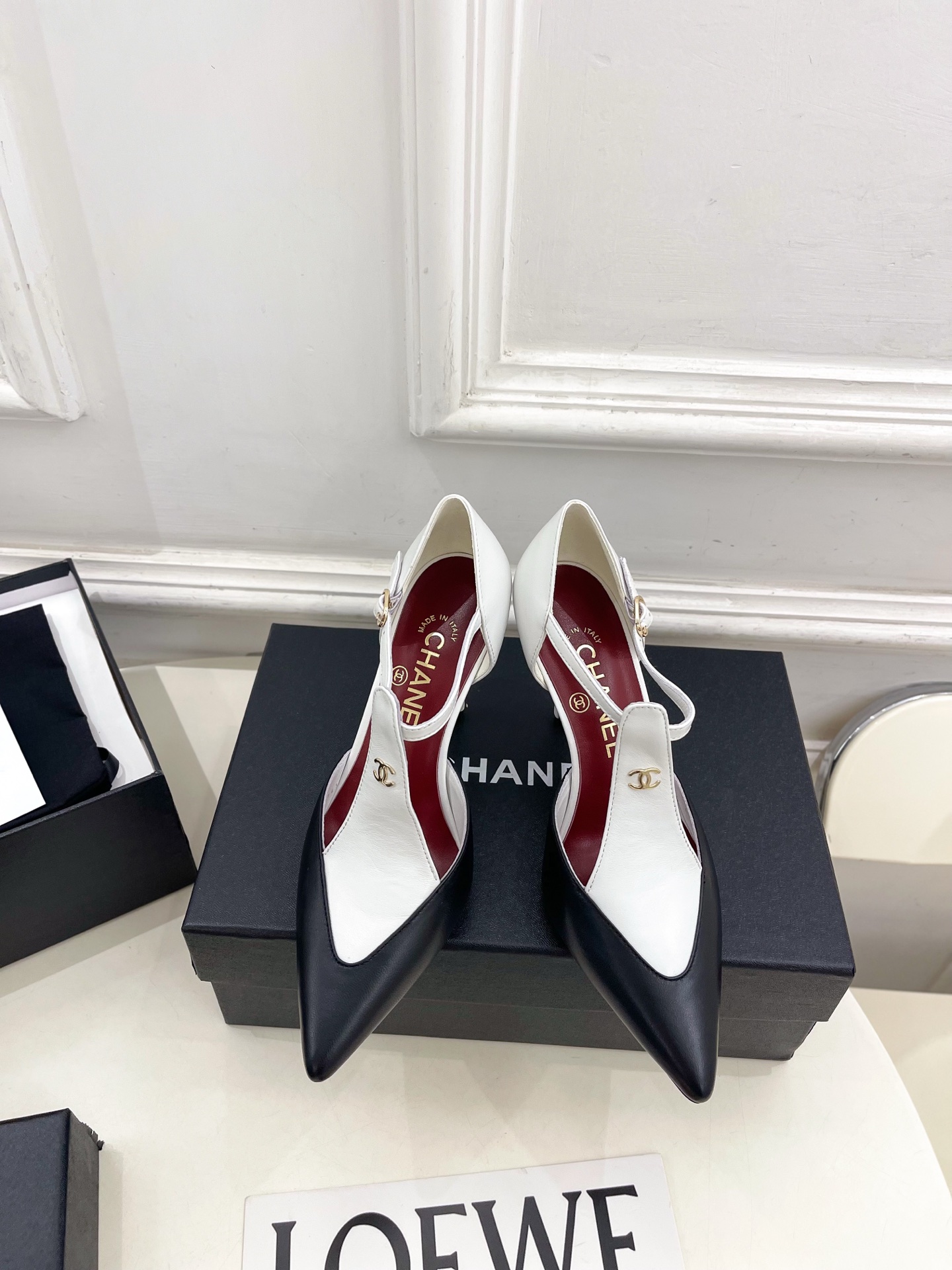 𝐂𝐇𝐀𝐍𝐄𝐋  | 小香  26𝐬𝐬 🦋2026 春夏新品  专柜经典走秀款 小香双C拼色尖头中空凉鞋 