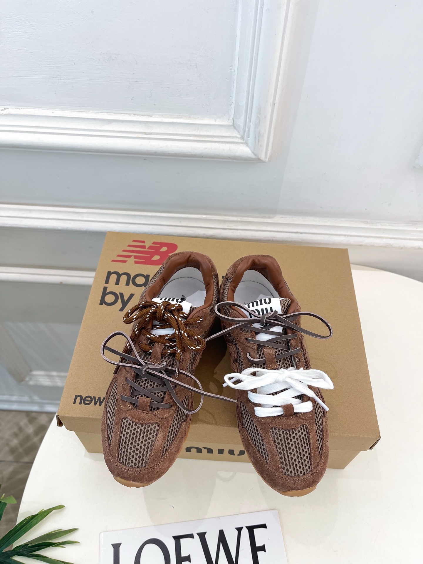 NO:881988,Miu Miu | Miu Miu 26 counter features the latest styles. The 2026 new product New Balance x Miu Miu SL co-branded mesh casual sneakers are hot new!  BS Miaojia's high-end products, top-notch craftsmanship to create exquisite quality, unparalleled comfort, it is definitely a love at first sight!  Fashionable and versatile, a must-have for everyone!  ━━━━━ t ━━━━━ Upper original specific high mercerized cow suede technology mesh inner lining: imported sheepskin stitching breathable mesh outsole original open molded beef tendon outsole high flat heel Shoe size: Female 35-39 (40.41 customization is not returnable) Male 39-44 (45 customization is not returnable)  Women's and men's models No. 2606052, casual shoes/sports shoes, miumiu, sneakers, sheepskin19860909Miu Miu | 缪缪 26 专柜主打最新秀款 2026新品New Balance x Miu Miu SL联名网眼休闲运动鞋 火爆上新！ BS缪家高货 顶级工艺打造精品质感 无敌舒适 绝对是一见钟情款！时尚百搭,人手必备！ ━━━━━ t ━━━━━ 鞋面原版特定高丝光牛反绒科技网布  内里: 进口羊皮拼接透气网布 大底原版开模牛筋大底 跟高平底 鞋码: 女35-39（40.41定制不退换） 男39-44（45定制不退换）  女、男款 编号2606052,休闲鞋/运动鞋,miumiu,sneakers,sheepskin,Women's Shoes
