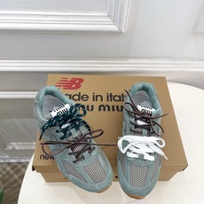 Miu Miu | 缪缪 26𝐬𝐬 男士+10🖤专柜主打最新秀款 2026新品New Balance x Miu Miu | 缪缪 26𝐬𝐬 男士+10🖤专柜主打最新秀款 2026新品New Balance x