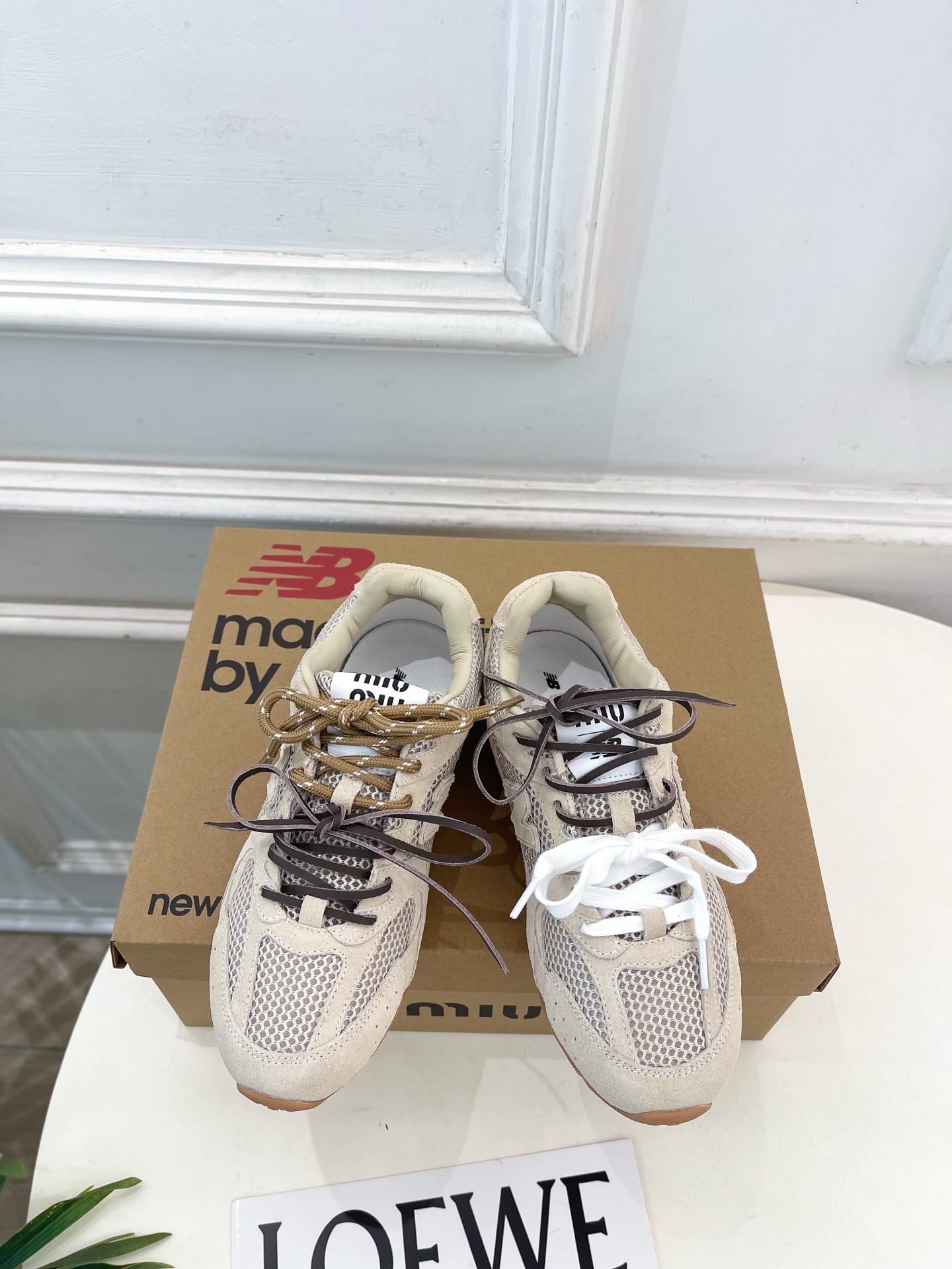 NO:881994,Miu Miu | Miu Miu 26 counter features the latest styles. The 2026 new product New Balance x Miu Miu SL co-branded mesh casual sneakers are hot new!  BS Miaojia's high-end products, top-notch craftsmanship to create exquisite quality, unparalleled comfort, it is definitely a love at first sight!  Fashionable and versatile, a must-have for everyone!  ━━━━━ t ━━━━━ Upper original specific high mercerized cow suede technology mesh inner lining: imported sheepskin stitching breathable mesh outsole original open molded beef tendon outsole high flat heel Shoe size: Female 35-39 (40.41 customization is not returnable) Male 39-44 (45 customization is not returnable) Men's and women's models  No. 2606052, casual shoes/sports shoes, miumiu, sneakers, sheepskin19860909Miu Miu | 缪缪 26 专柜主打最新秀款 2026新品New Balance x Miu Miu SL联名网眼休闲运动鞋 火爆上新！ BS缪家高货 顶级工艺打造精品质感 无敌舒适 绝对是一见钟情款！时尚百搭,人手必备！ ━━━━━ t ━━━━━ 鞋面原版特定高丝光牛反绒科技网布  内里: 进口羊皮拼接透气网布 大底原版开模牛筋大底 跟高平底 鞋码: 女35-39（40.41定制不退换） 男39-44（45定制不退换）  女男款 编号2606052,休闲鞋/运动鞋,miumiu,sneakers,sheepskin,Women's Shoes
