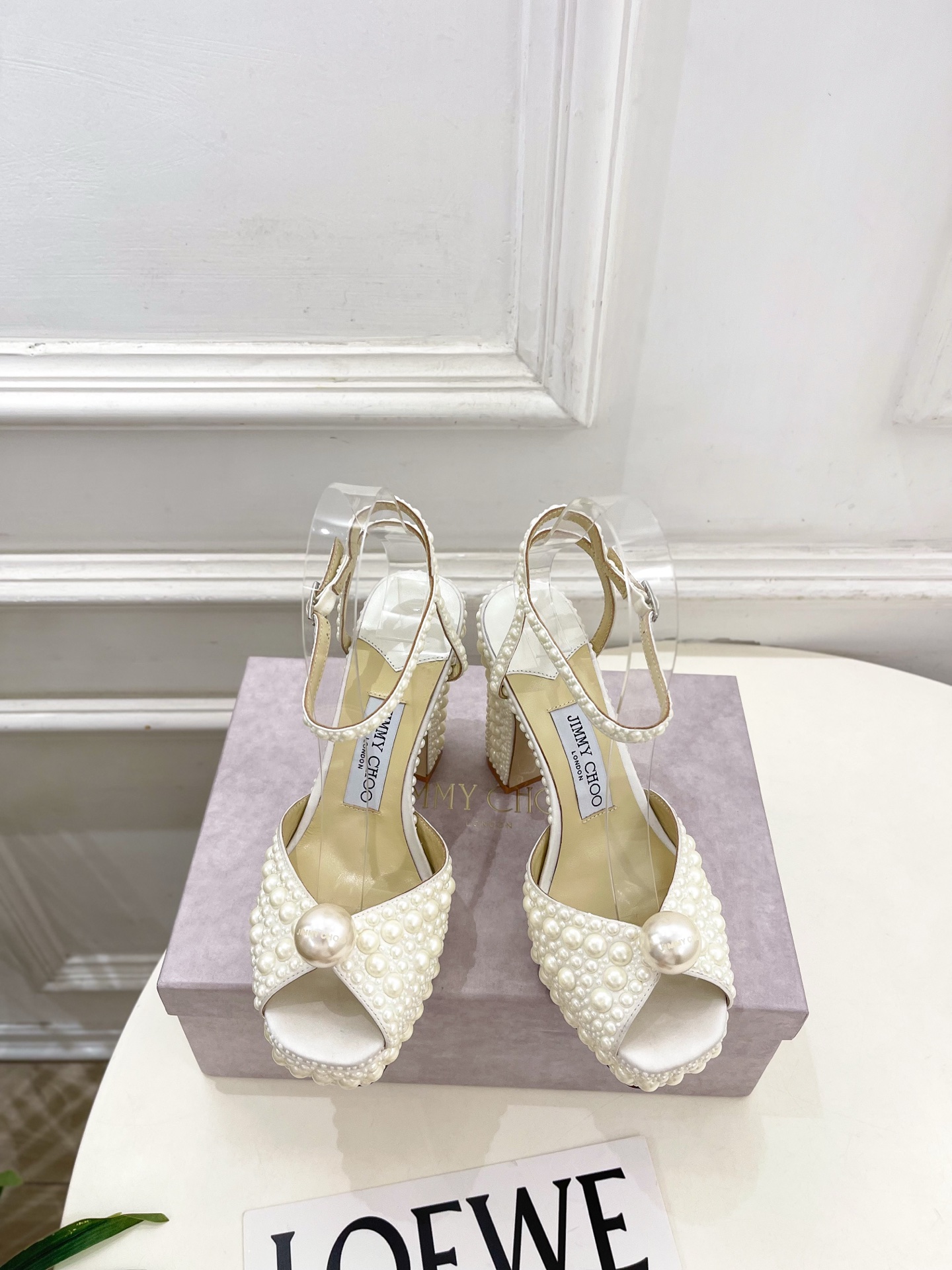 NO:881975,JimmyChoo 26 ——— 2026 spring and summer new products, the latest model in the counter, JC classic pearl fish mouth high-heeled platform sandals, BS celebrity style, a super comfortable shoe for the feet, timeless, fashionable charm starts from the first step, enjoy the envious eyes, this year the pointed toe high heels are more fragrant, and have begun to lead the fashion trend again, versatile and durable!  Original high-customized lace fabric for the upper, imported sheepskin lining for the outsole, original Italian leather outsole, heel height 11.5cm/front platform 3cm, size 35~39 (40.41 custom-made, non-returnable) No. 2606045, high heels and sandals, jimmy choo, jimmy choo, sandals, high heels, sheepskin, Leather soles19860909JimmyChoo 吉米周 26 ———  2026春夏新品 专柜最新款 JC经典珍珠鱼嘴高跟防水台凉鞋 BS名媛气质款 上脚超级舒适的一款鞋,历久弥新,时髦魅力始于足下,悦享羡慕眼光,今年尖头高跟鞋比较香,又开始引领时尚趋势了,百搭耐看 ！ 鞋面原版高定制蕾丝面料 内里进口羊皮里 大底原版意大利真皮大底 跟高11.5cm/前水台3cm 尺码35~39（40.41定做不退换）  编号2606045,高跟鞋凉鞋,jimmy choo,jimmy choo,sandals,high heels,sheepskin,Leather soles,Women's Shoes