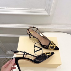 Valentino 华伦天奴 26𝐬𝐬2026春夏新品 大V扣网纱后细带高跟凉鞋 上新☑️—————— Valentino 华伦天奴 26𝐬𝐬2026春夏新品 大V扣网纱后细带高跟凉鞋 上新☑️——————