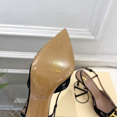 Valentino 华伦天奴 26𝐬𝐬2026春夏新品 大V扣网纱后细带高跟凉鞋 上新☑️—————— Valentino 华伦天奴 26𝐬𝐬2026春夏新品 大V扣网纱后细带高跟凉鞋 上新☑️——————
