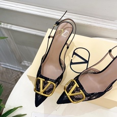 Valentino 华伦天奴 26𝐬𝐬2026春夏新品 大V扣网纱后细带高跟凉鞋 上新☑️—————— Valentino 华伦天奴 26𝐬𝐬2026春夏新品 大V扣网纱后细带高跟凉鞋 上新☑️——————