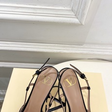 Valentino 华伦天奴 26𝐬𝐬2026春夏新品 大V扣网纱后细带高跟凉鞋 上新☑️—————— Valentino 华伦天奴 26𝐬𝐬2026春夏新品 大V扣网纱后细带高跟凉鞋 上新☑️——————