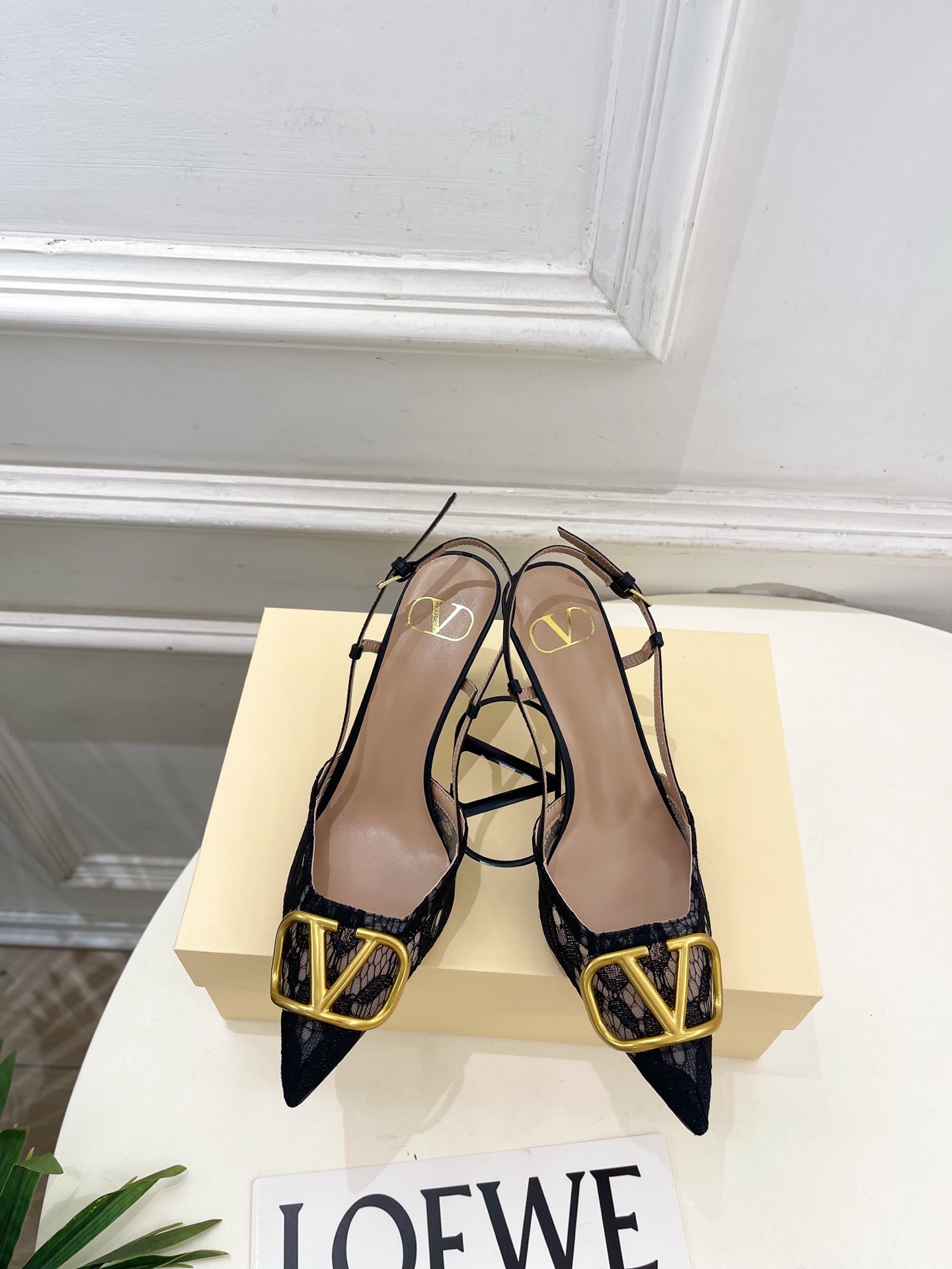 Valentino  华伦天奴 26𝐬𝐬2026春夏新品 大V扣网纱后细带高跟凉鞋 上新☑️——————