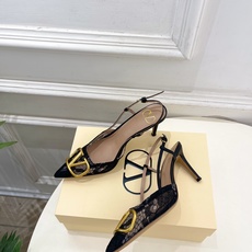 Valentino 华伦天奴 26𝐬𝐬2026春夏新品 大V扣网纱后细带高跟凉鞋 上新☑️—————— Valentino 华伦天奴 26𝐬𝐬2026春夏新品 大V扣网纱后细带高跟凉鞋 上新☑️——————