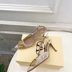 Valentino 华伦天奴 26𝐬𝐬2026春夏新品 大V扣网纱后细带高跟凉鞋 上新☑️—————— Valentino 华伦天奴 26𝐬𝐬2026春夏新品 大V扣网纱后细带高跟凉鞋 上新☑️——————