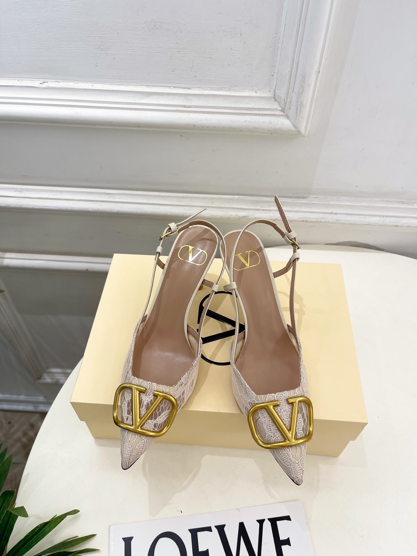 Valentino  华伦天奴 26𝐬𝐬2026春夏新品 大V扣网纱后细带高跟凉鞋 上新☑️——————